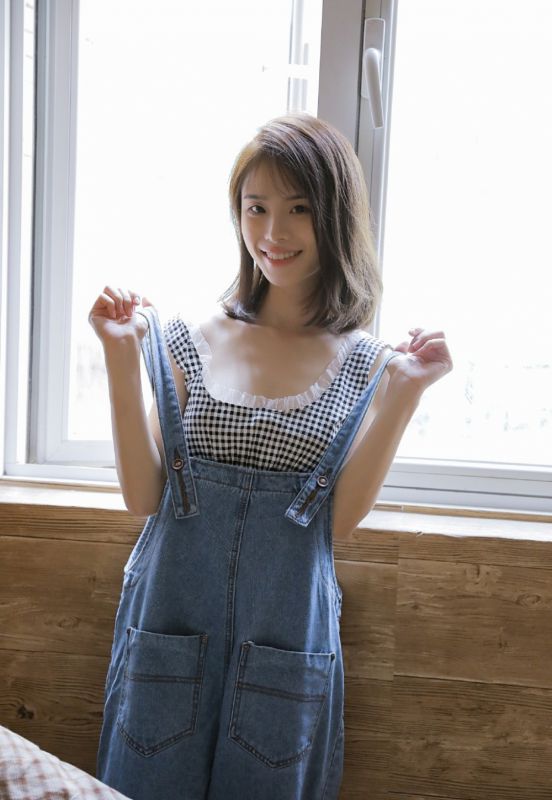 性感背带裤美女蕾丝情趣内衣酥胸诱惑大胆人体写真