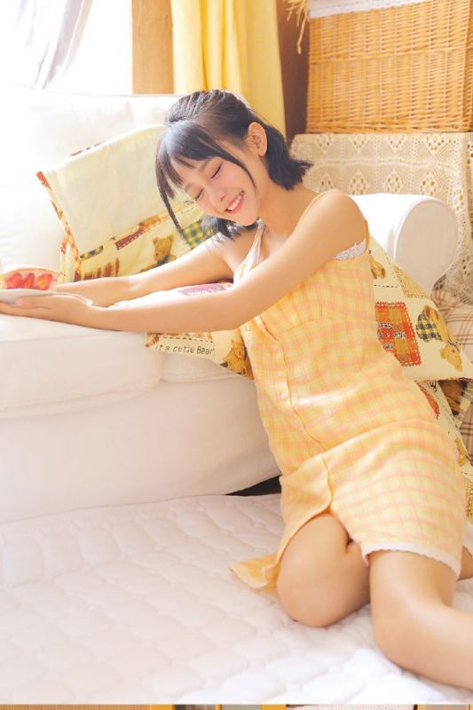 幼嫩小处女妹妹居家黄色连衣裙清纯可人写真
