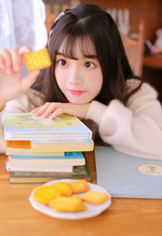 空气刘海软萌妹子大眼睛水灵吃小饼干可爱写真