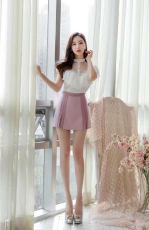 韩国美女模特雪纺衫搭配粉色褶裙露出高挑美腿性感摄影图