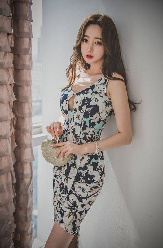 温婉知性美女模特碎花裙开叉露长腿白皙气质性感平面摄影写真