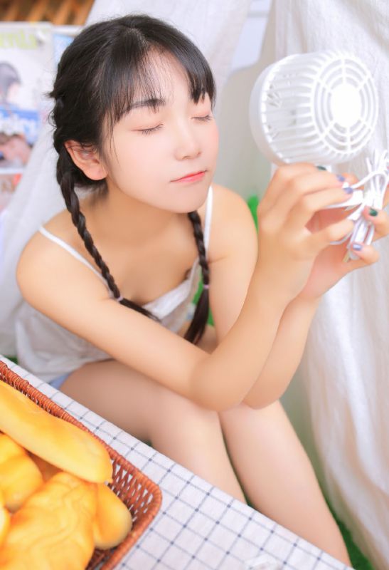 明眸红唇美女模特麻花辫清纯俏皮夏天美乳吊带写真