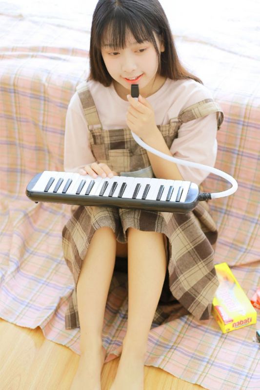 电子钢琴小能手少女活泼青涩大眼灵动清纯生活写真