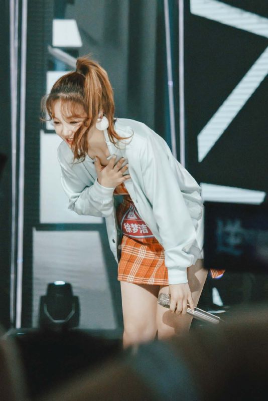 徐梦洁舞台现场短裙美腿靓丽火辣明星写真图片