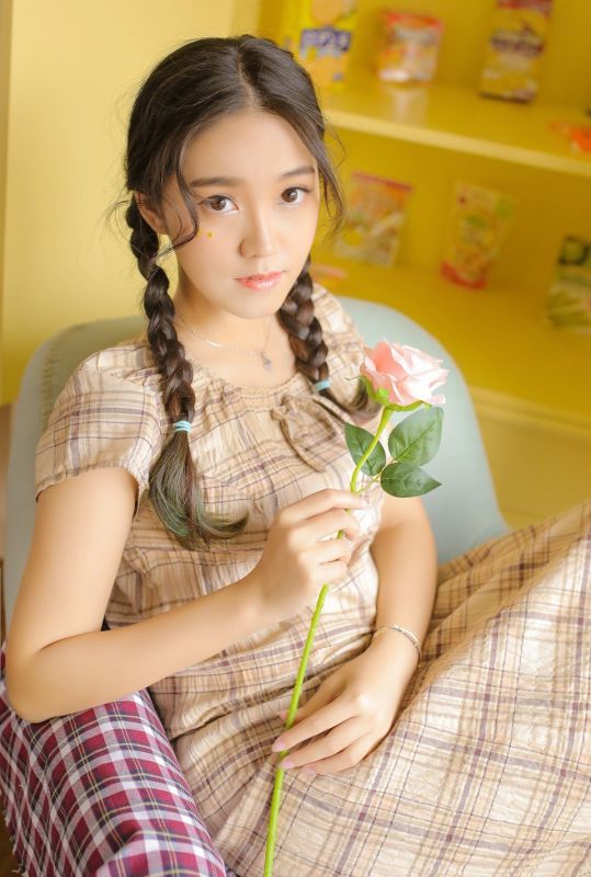 中分双马尾小萝莉床上内衣长裙唯美性感艺术写真