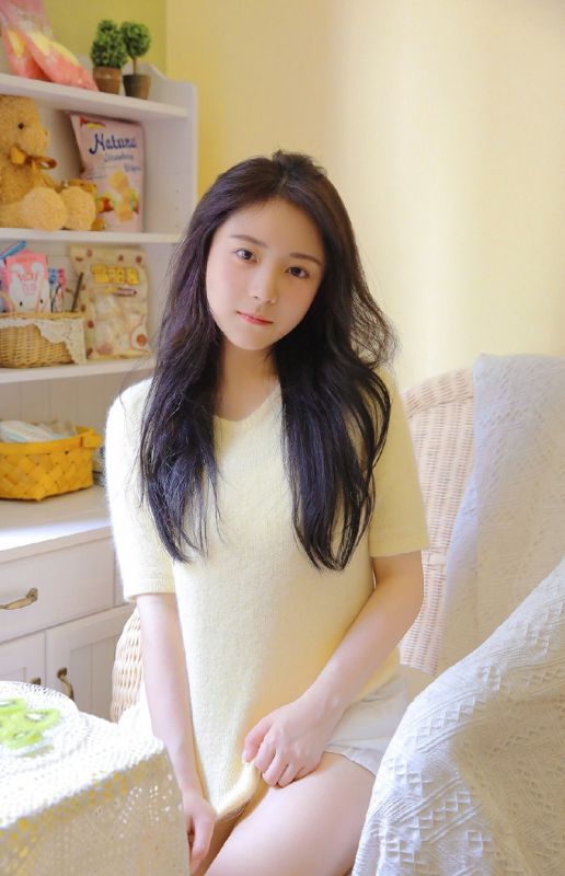 白嫩纯真美少女眼神忧郁私房白丝美腿性感魅惑写真