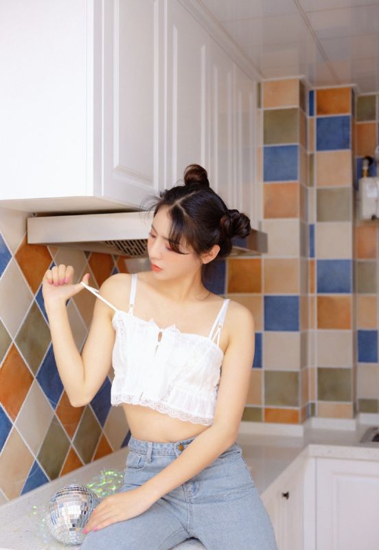 天然萌丸子头少女薄纱内衣牛仔裤写真