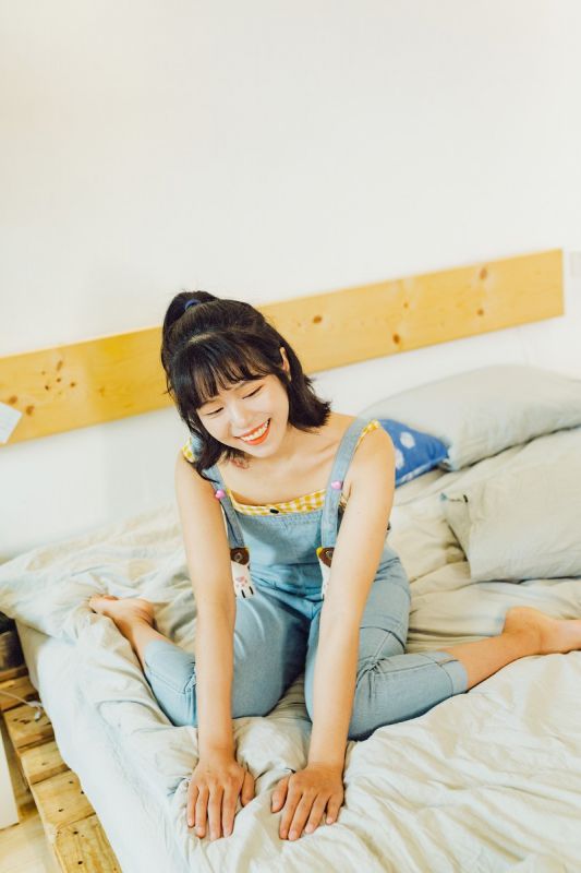 游戏女孩清纯白嫩背带裤床上写真
