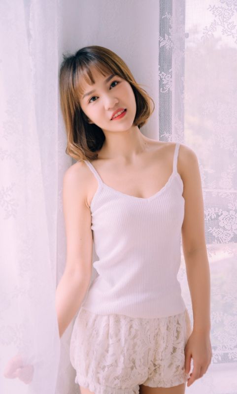 短发背心少女床上诱人酥胸美乳情趣内衣图片
