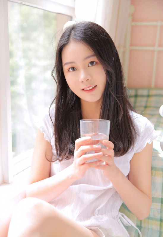 日系美少女性感白嫩美腿浴缸俏皮写真