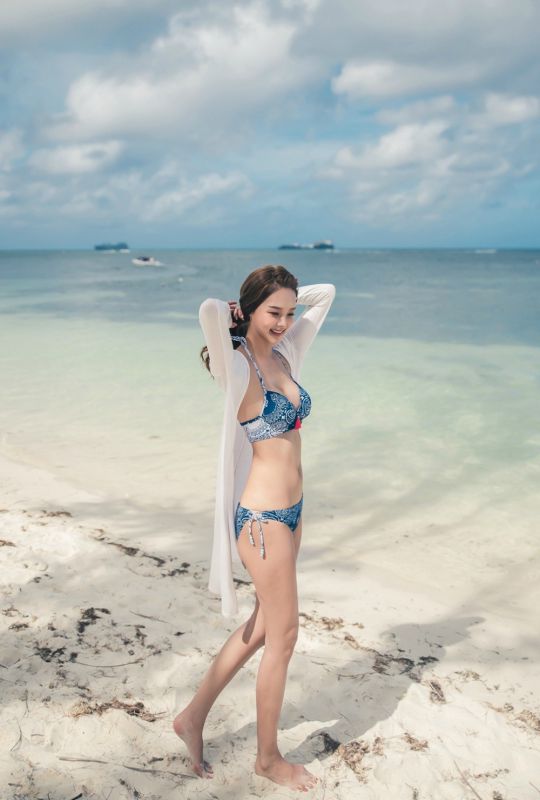 海边少女波涛胸涌巨乳翘臀内衣写真