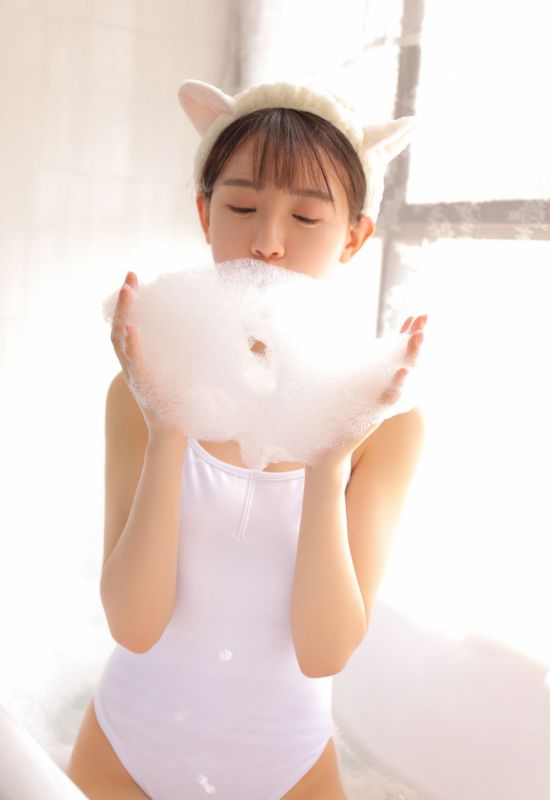 清纯少女室内泡泡澡湿身美腿性感写真