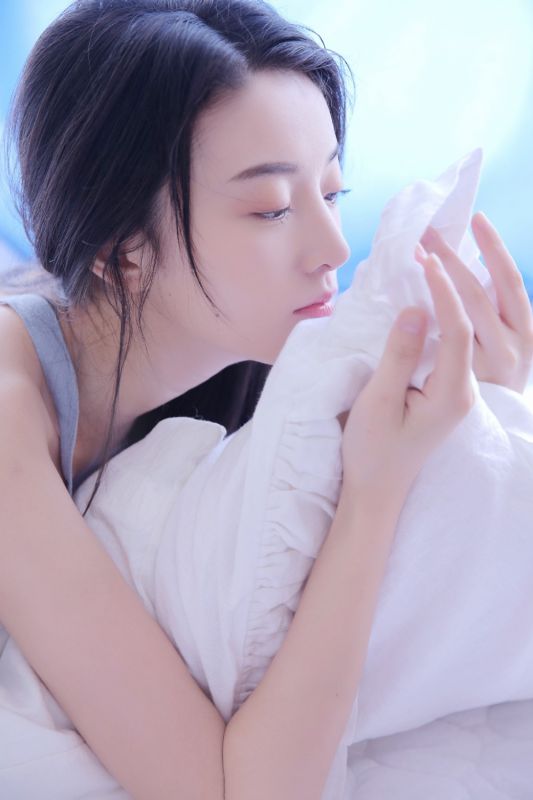 绝色尤物美女床上裸体诱惑大胆人体艺术写真