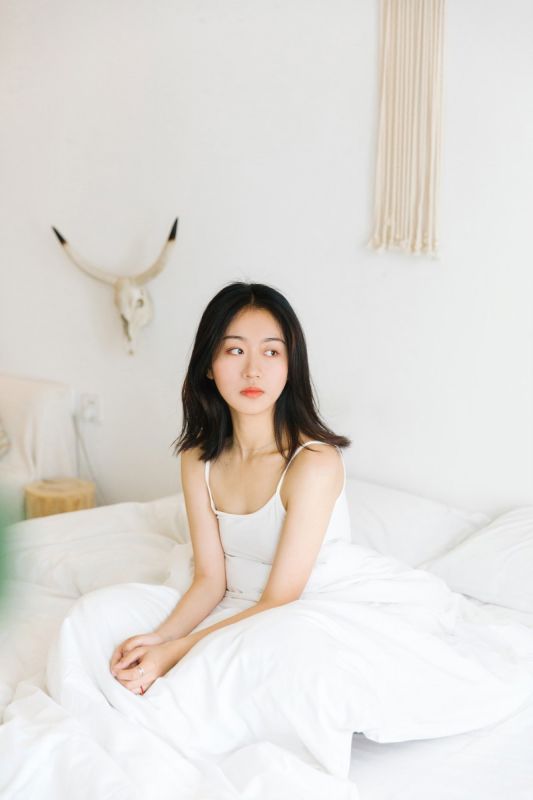 00后微乳少女蕾丝吊带内衣性感丰臀诱惑写真