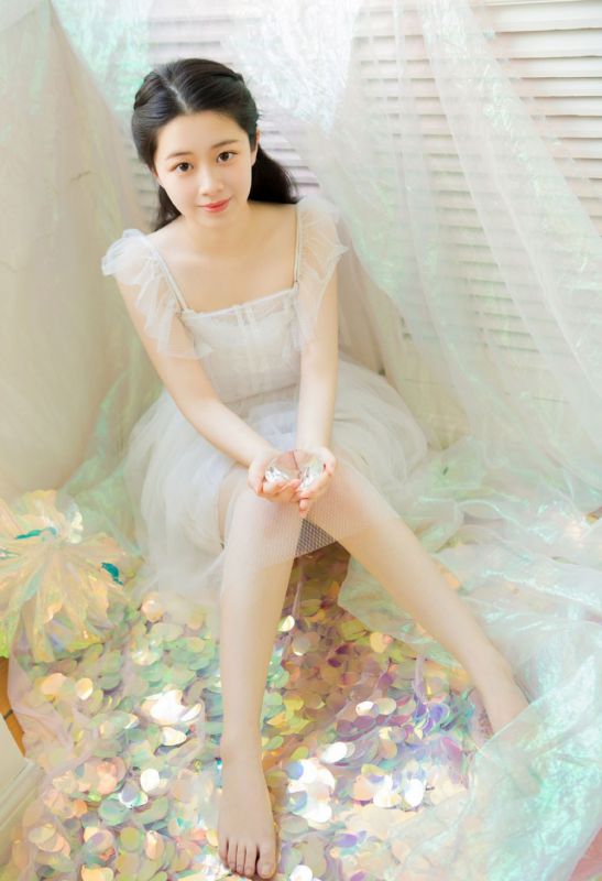 吊带白嫩内衣美女惹火身姿长腿清纯写真图片