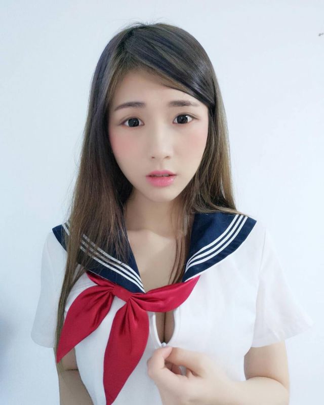 台湾童颜巨乳少女丰盈事业线个人写真艺术