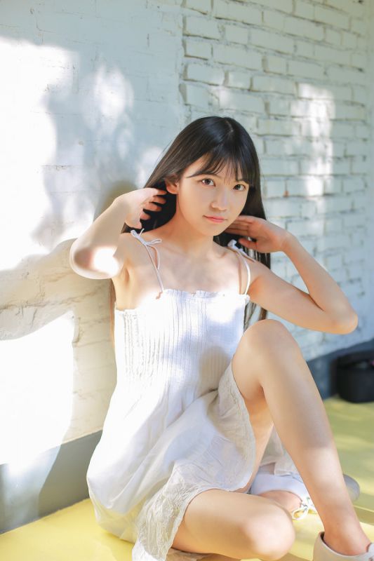 娇小阳光少女妹妹吊带抹胸白裙子性感微乳美足玉腿诱惑写真