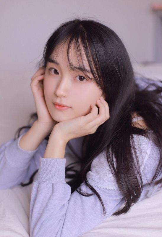 素颜长发美女清纯氧气私房床上养眼小清新软妹图片