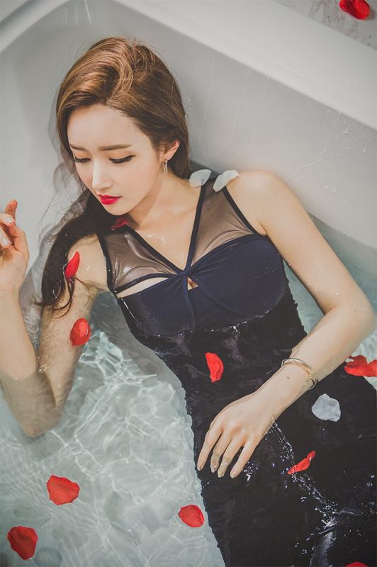 韩国御姐李妍静浴缸花瓣水湿身裸体艺术大胆写真