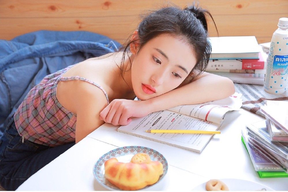 扎马尾的内衣女孩牛仔长裤性感美腿居家诱惑写真
