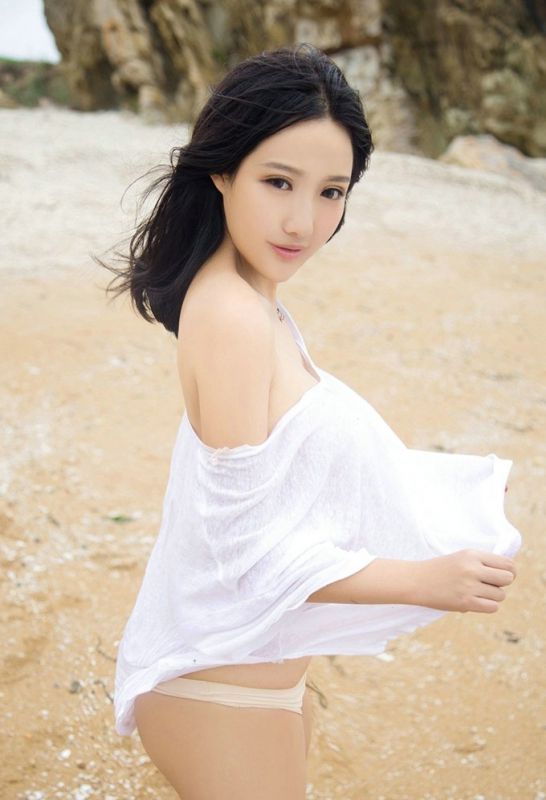 沙滩比基尼美女丰满大奶子深沟巨乳诱惑美女写真