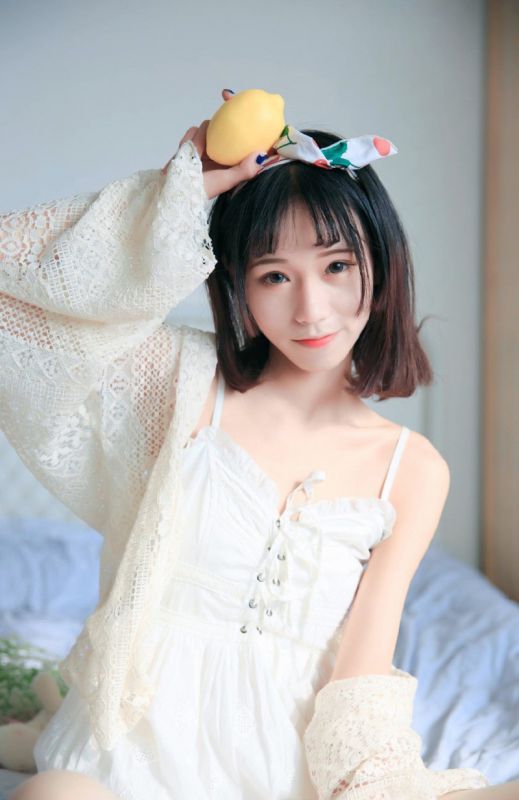 美女校花私房床上吊带内衣性感诱人诱惑写真图片