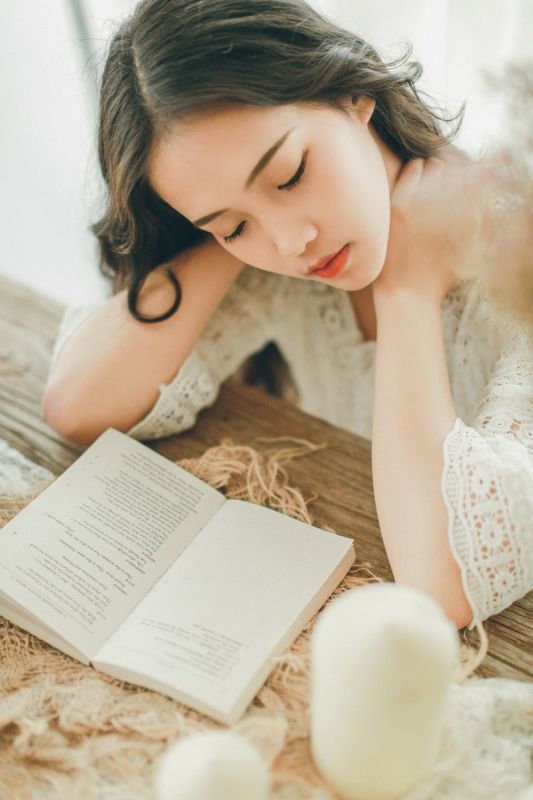 清纯空灵气质美女蕾丝长裙私房养眼丽人写真图片