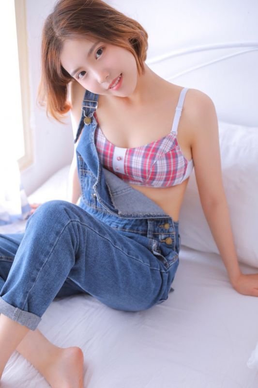 豪乳美女模特脱衣露事业线性感床照妩媚撩人写真