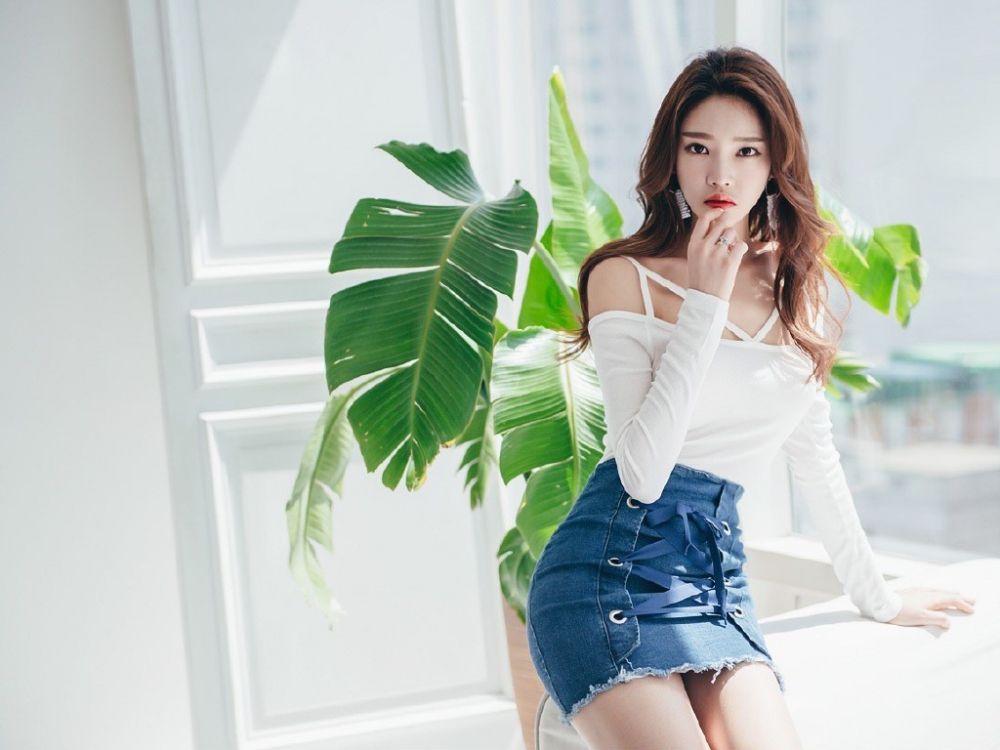 韩国美腿美女模特牛仔A裙性感翘臀火辣写真