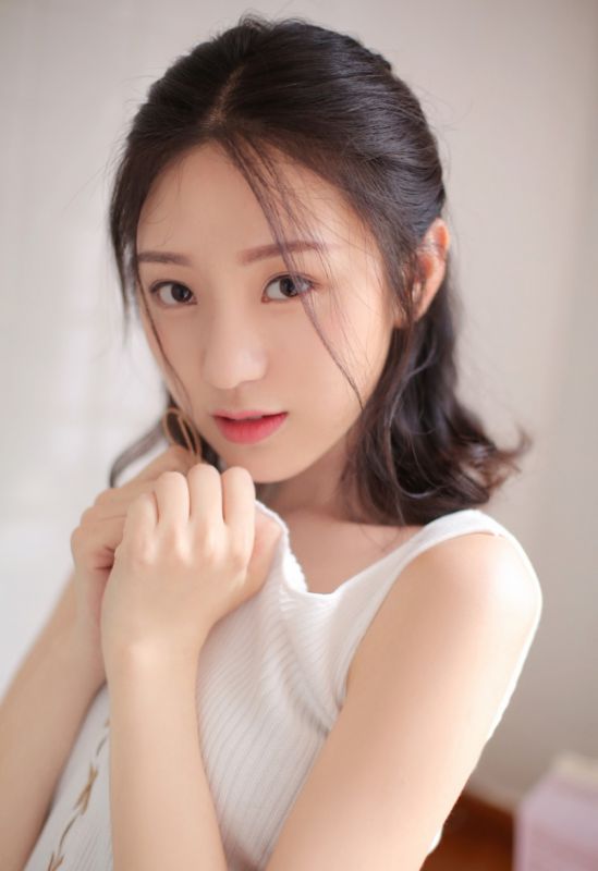 纤瘦美貌少女模特居家厨房悠闲生活性感热裤写真