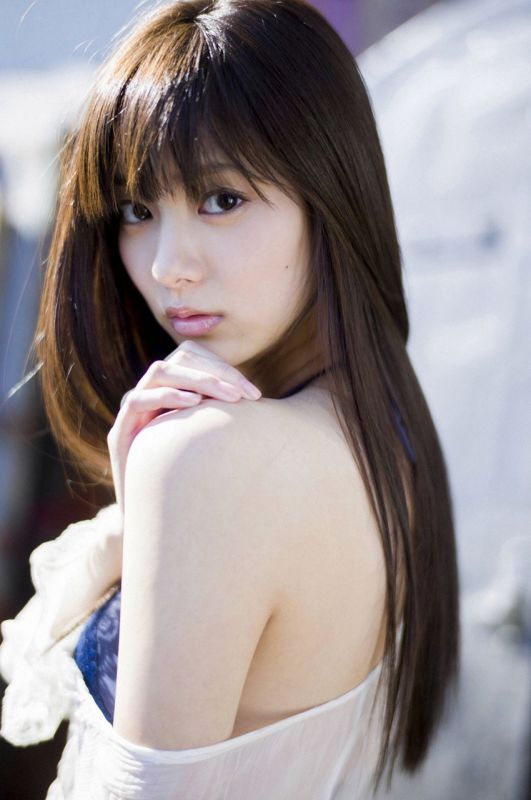 日本氧气美女清纯白皙街头养眼邻家气质写真图片