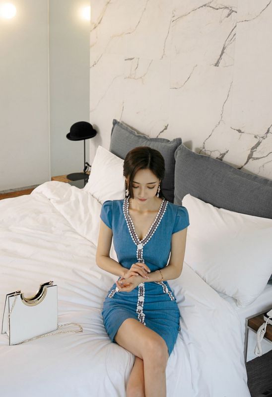 韩国美女模特深V豪乳酒店床上妖娆美腿性感ol装写真
