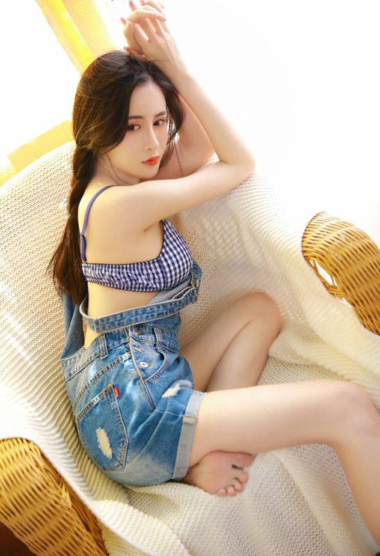 真空乳神美女牛仔背带裤性感酥胸写真