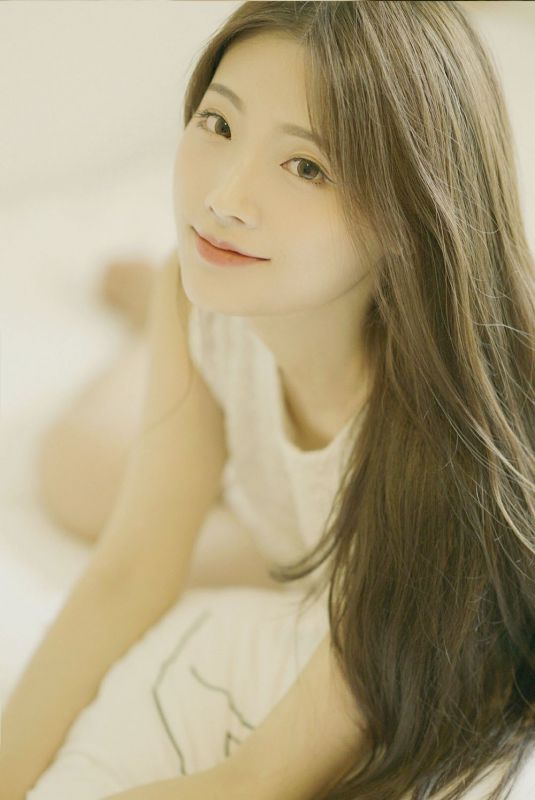 娇羞芭蕾少女死库水白丝袜性感美腿室内翘臀写真