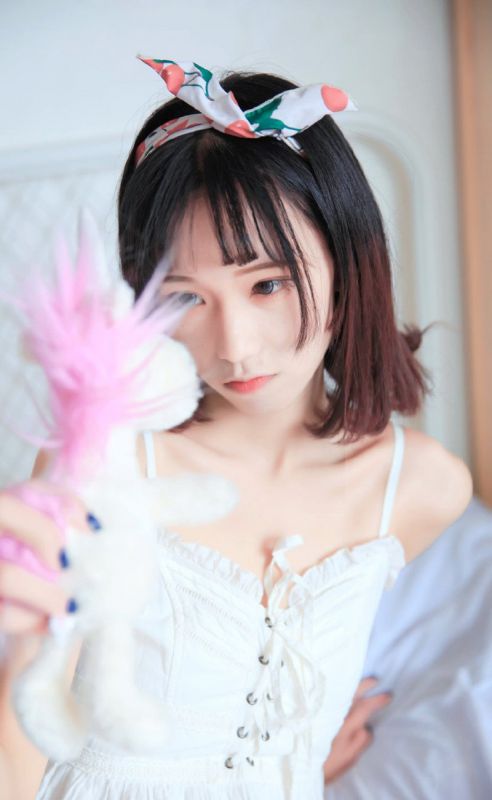 美女校花私房床上吊带内衣性感诱人诱惑写真图片