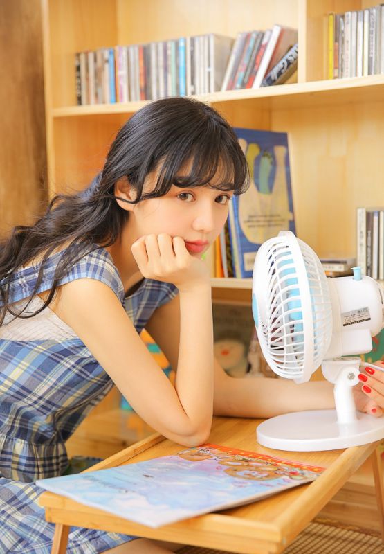 粉嫩美颜少女小清新室内忧郁面孔惹人心疼居家清纯照