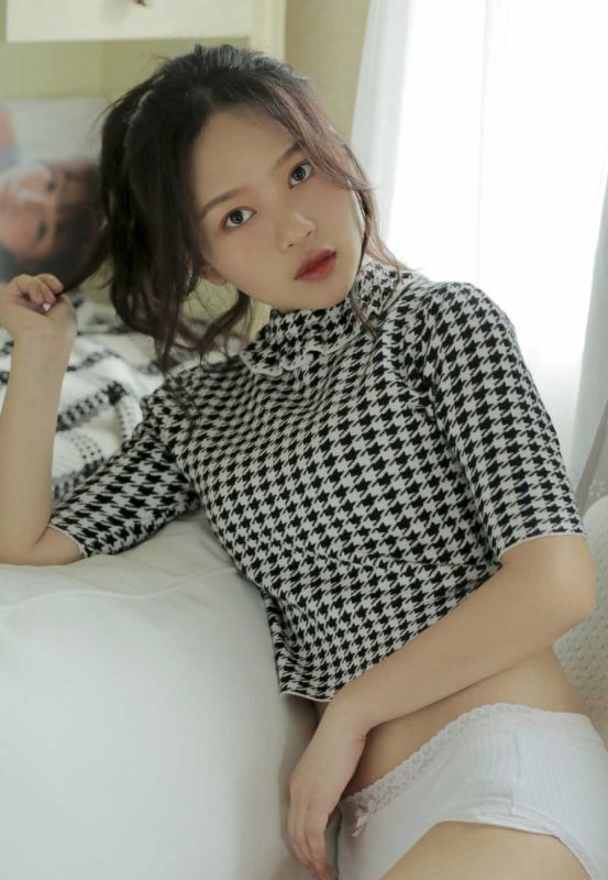 90后美女模特蜜桃小美臀蕾丝粉嫩内裤私房销魂大胆激情写真