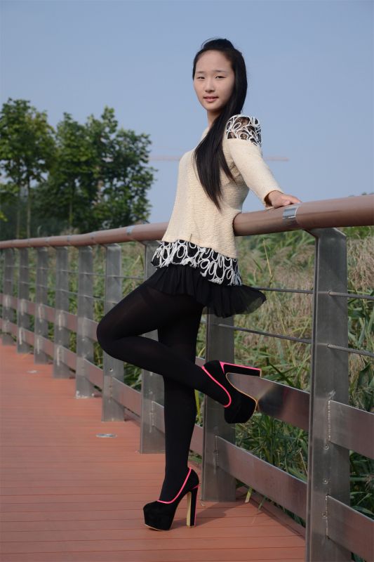 街拍黑丝高跟美女图片