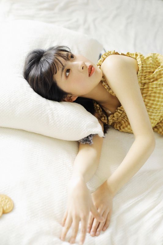 冷艳床上美女露肩吊带内衣养眼清纯风骚大尺度私房图片