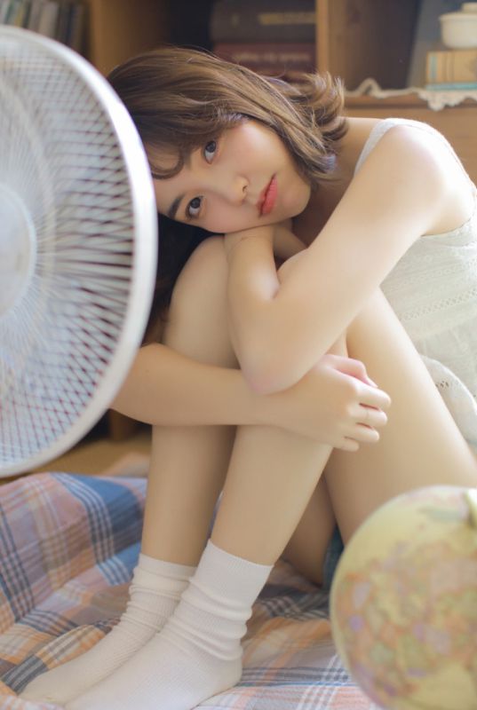 玻璃窗前美色清纯妹妹水嫩脸蛋甜美惹人疼爱居家写真