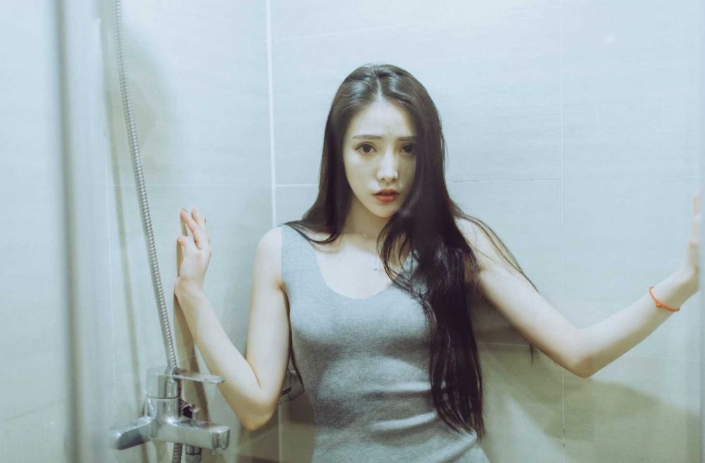 极品御姐美女红唇爆乳浴室大胆湿身惹火福利写真