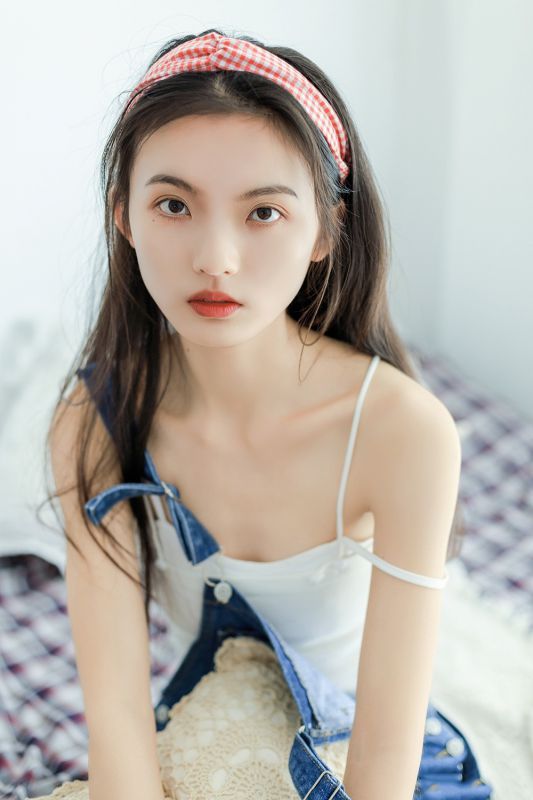 美女模特性感背带裤诱人香背美腿白嫩诱惑写真