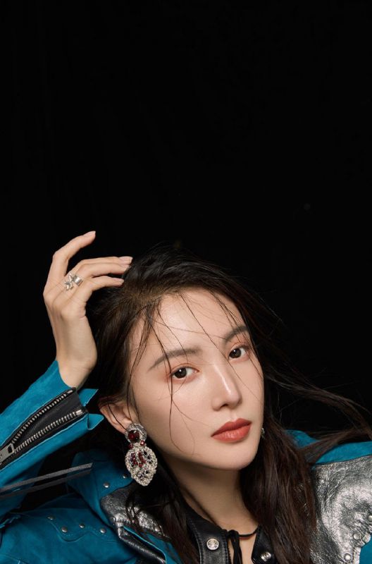 清新甜美个性少女金晨时尚杂志明星写真图片