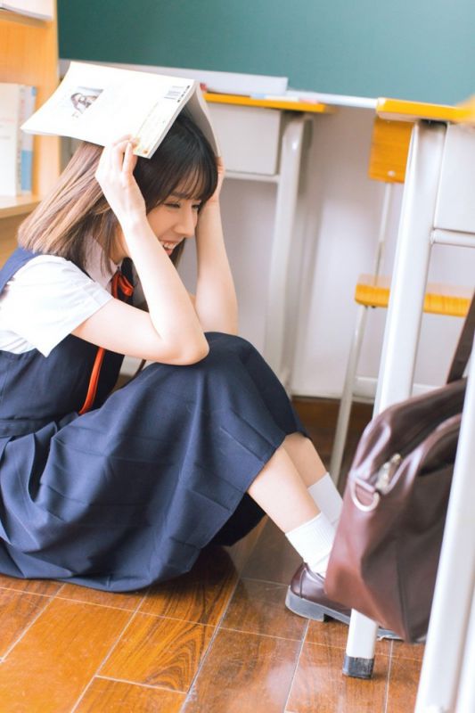 国中学生妹教室蓝色制服甜美俏丽长腿诱惑写真