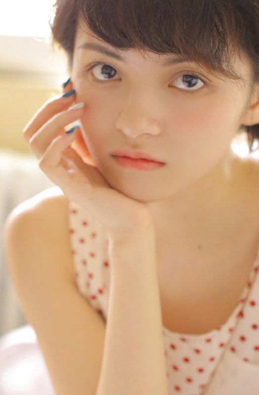 邻家少女闺房酥胸吊带裙唯美清爽写真