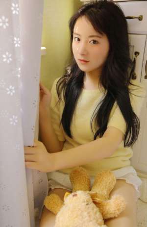 白嫩纯真美少女眼神忧郁私房白丝美腿性感魅惑写真