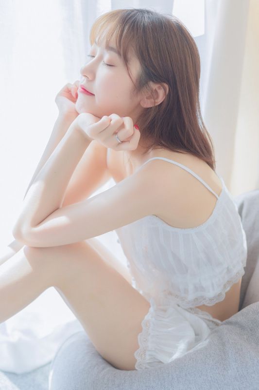 短发时尚辣妹纯白内衣酥胸翘臀性感写真
