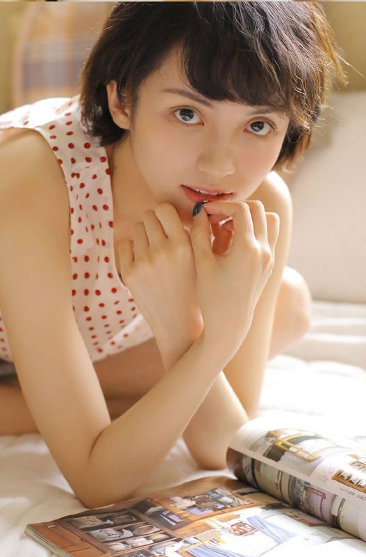 邻家少女闺房酥胸吊带裙唯美清爽写真
