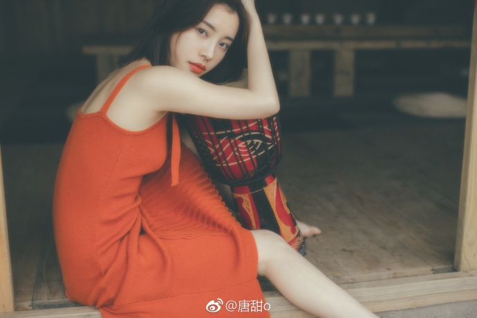 极品美女少妇户外长裙真空深沟诱惑性感写真