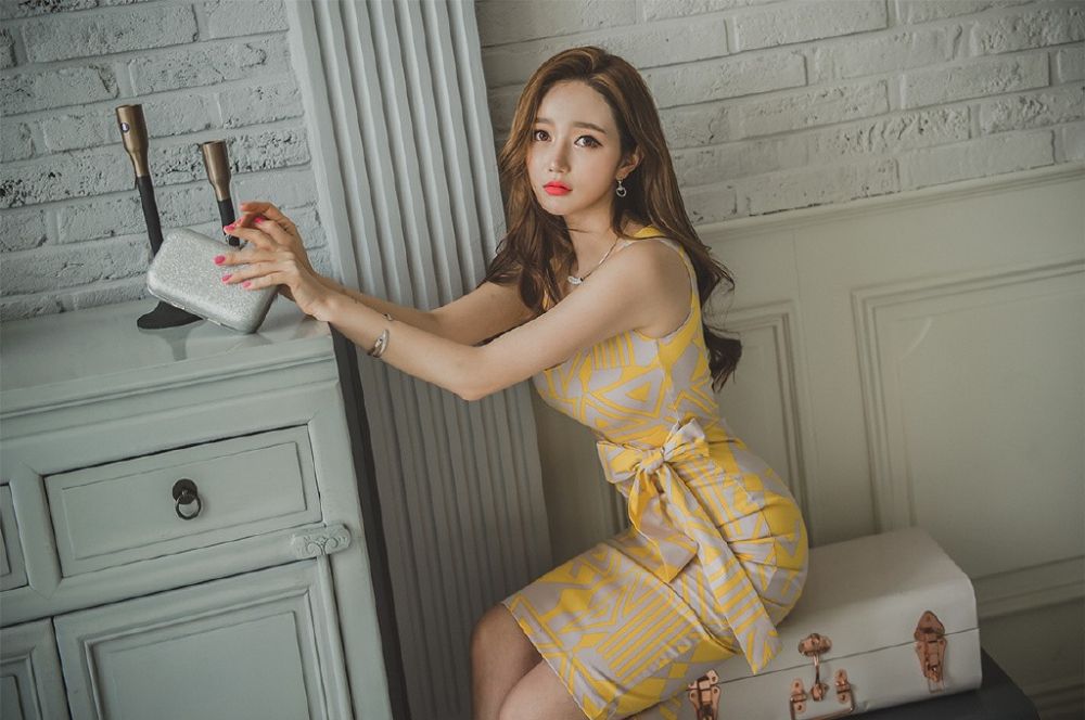 韩国美女模特时尚包臀裙婀娜多姿惹火身材摄影写真